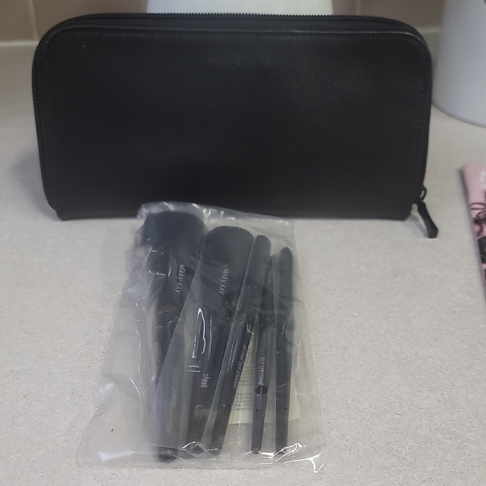 Black Mary Kay Essential Makeup Brush Set with Case